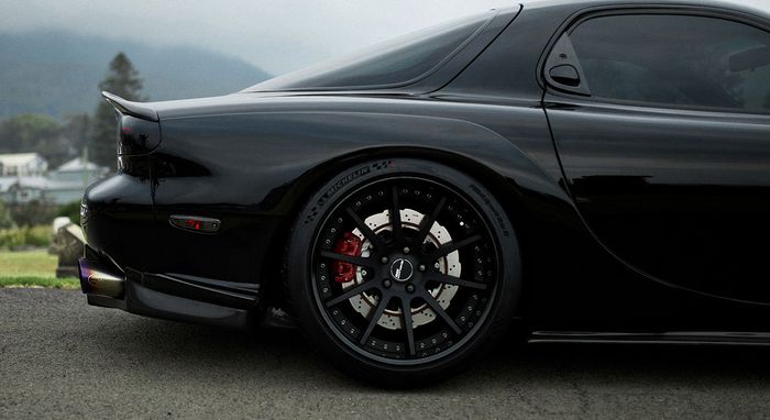 Pelek SSR CV01 Super Concave berukuran 19 inci dibungkus ban Michelin Pilot Sport Cup