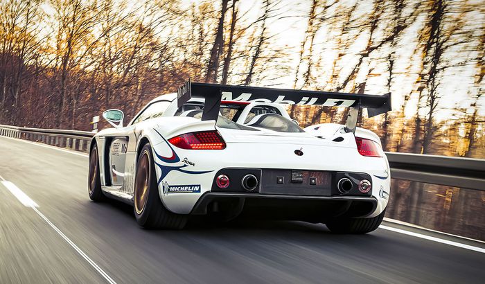 Porsche Carrera GT didukung body kit aerodinamis