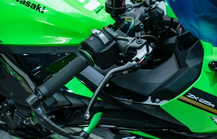 Master rem bawaan Ninja ZX-25R digusur pakai Brembo RCS17 Corsa Corta