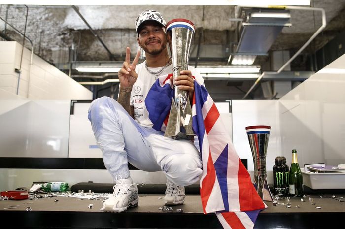 Juara bertahan F1, Lewis Hamilton, membantah kabar yang menyebutkan bahwa dirinya meminta kenaikan gaji di Mercedes