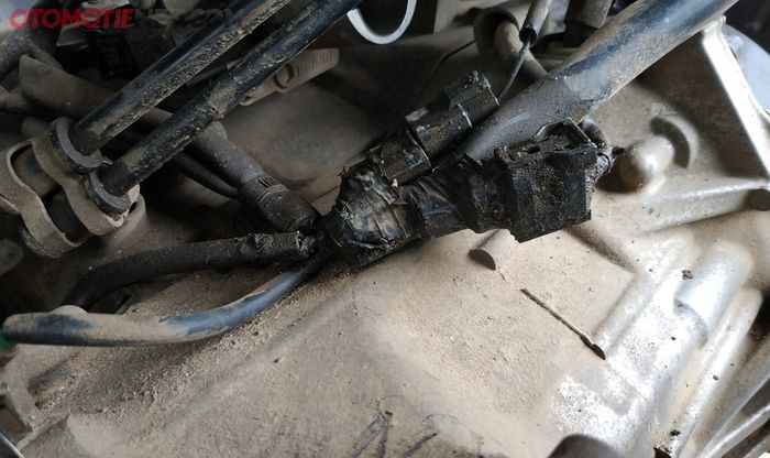 Ketika mesin Honda BeAT berayun, kabel bodi dari ACG bergesekan