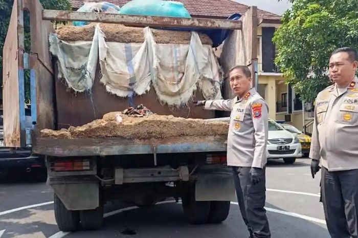 Truk dump angkut solar subsidi yang ditimbun dengan modus angkut sekam