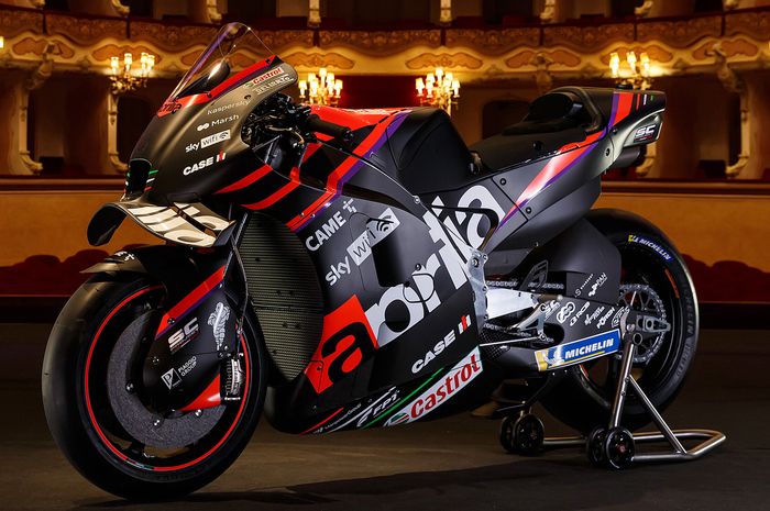 Pabrikan Aprilia akhirnya mengungkap livery motor baru mereka untuk MotoGP 2022