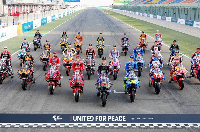 Pembalap MotoGP 2022 berfoto bersama menjelang dimulainya MotoGP Qatar sambil menyerukan pesan perdamaian