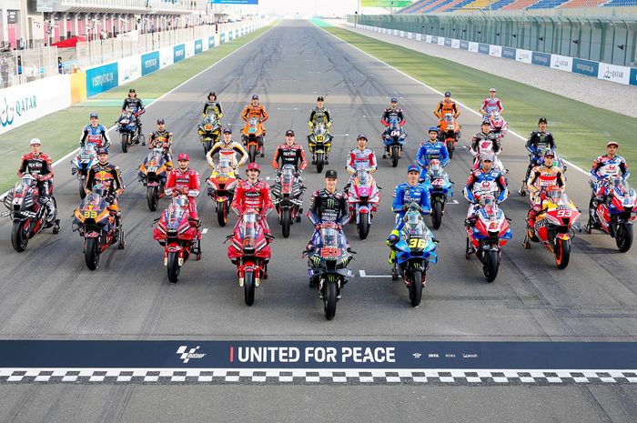 Pembalap MotoGP 2022 berfoto bersama menjelang dimulainya MotoGP Qatar sambil menyerukan pesan perdamaian