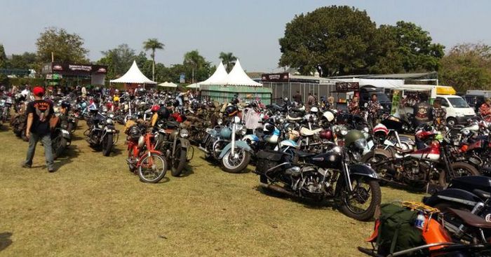 Deretan motor Harley Davidson klasik yang mengikuti gelaran Indonesia Heritage Motorcycle 2018 di kawasan Candi Prambanan, Yogyakarta, Sabtu (21/7/2018).(Vintage Harley Davidson Enthusiast Indonesia)