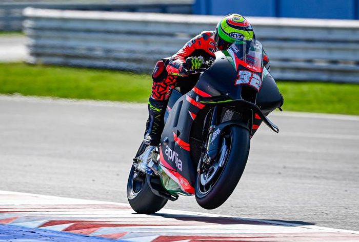 Lorenzo Savadori menguji coba paket aerodinamika baru motor Aprilia pada tes MotoGP Misano 2021