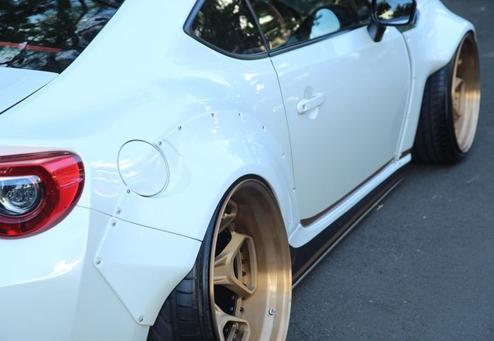 Over fender orisinal Rocket Bunny diradius dan dilebarkan lagi