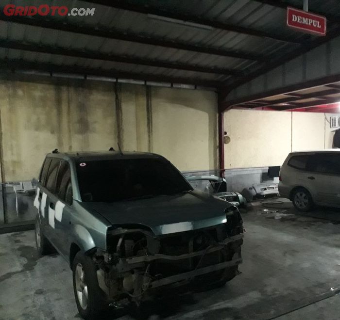 Nissan X-trail alami kerusakan berat masuk booth dempul di Jasmin Motor Bekasi