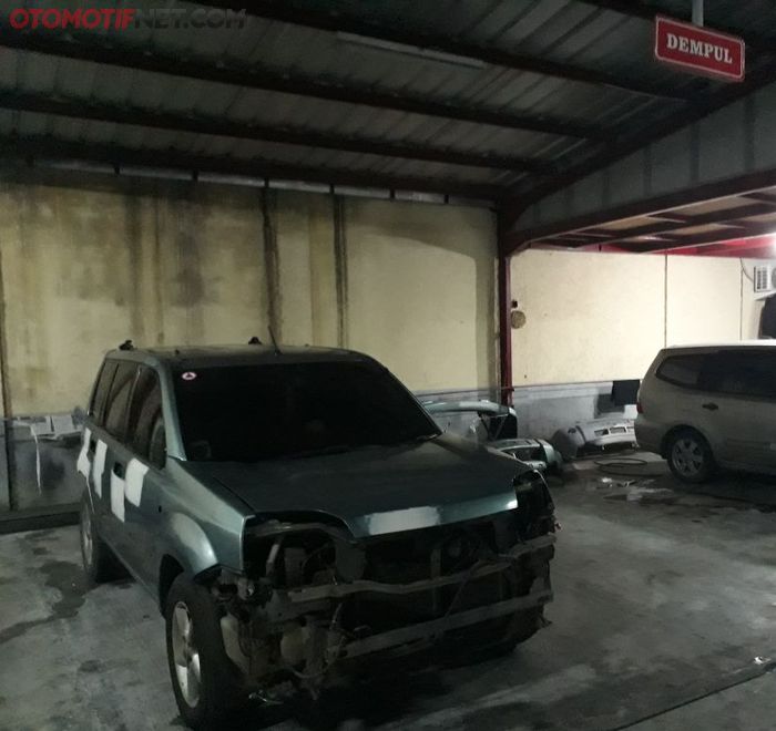 Nissan X-trail alami kerusakan berat masuk booth dempul di Jasmin Motor Bekasi