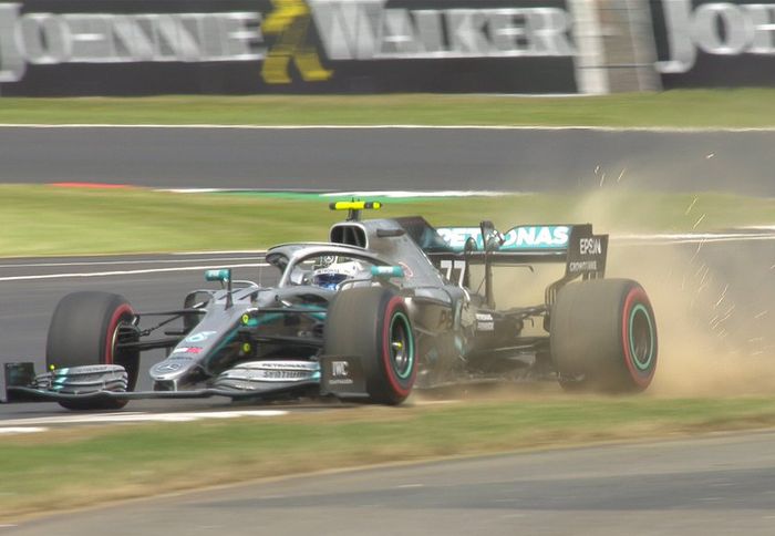 Rekan setim Valtteri Bottas, Lewis Hamilton sempat keluar lintasan saat mencoba mencatatkan waktu terbaik