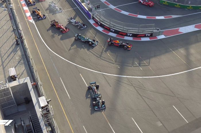 Setelah balapan F1 Azerbaijan 2021 start ulang, Lewis Hamilton bablas keluar lintasan di tikungan pertama sirkuit Baku