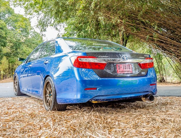 Modifikasi Toyota Camry street racing pakai kelir biru dan part serat karbon