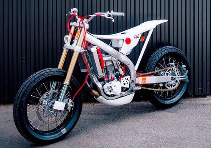 Modifikasi Honda CRF450 bergaya street tracker