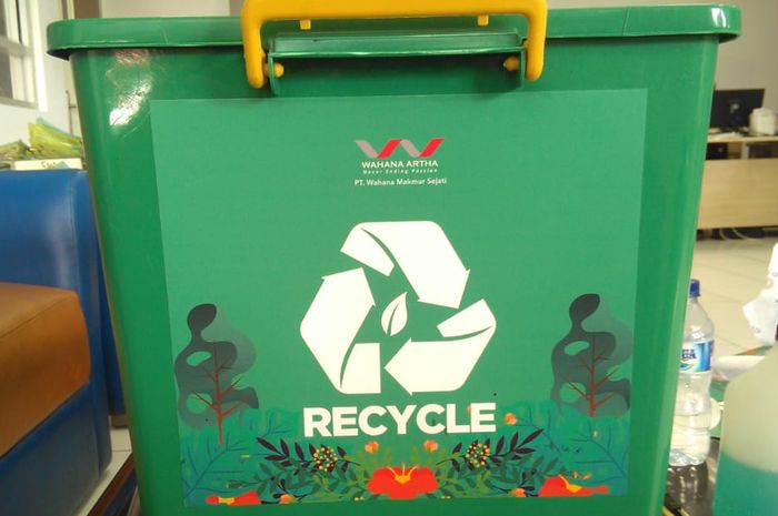 Box yang nantinya akan dipakai sebagai alat penyimpanan limbah AHASS.