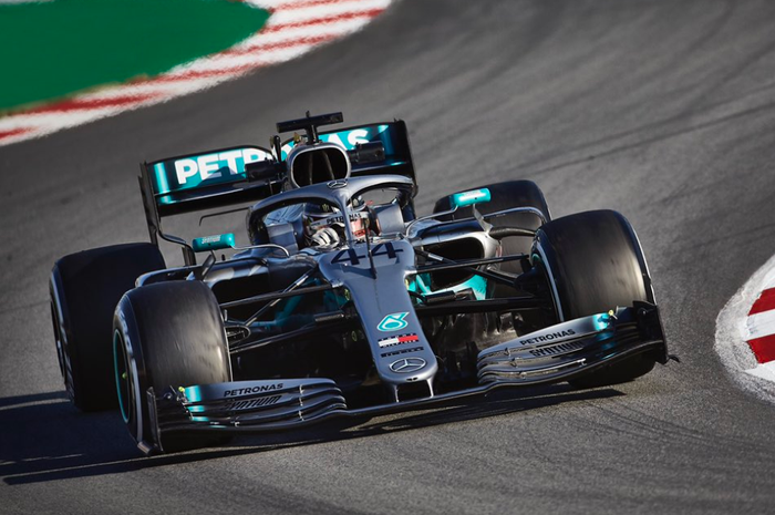 Lewis Hamilton pada tes pramusim F1 di Barcelona