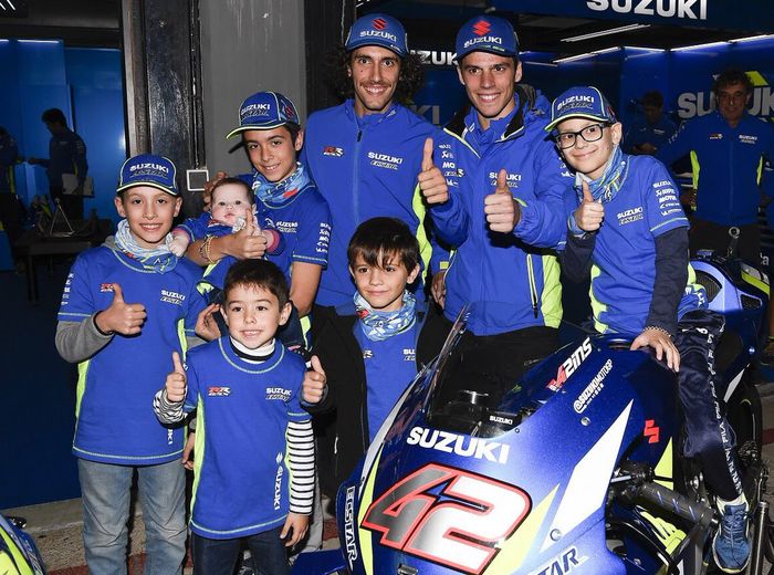 Alex Rins dan Joan Mir menemani anak-anak penderita kanker pada balapan MotoGP Valencia 2019 lalu