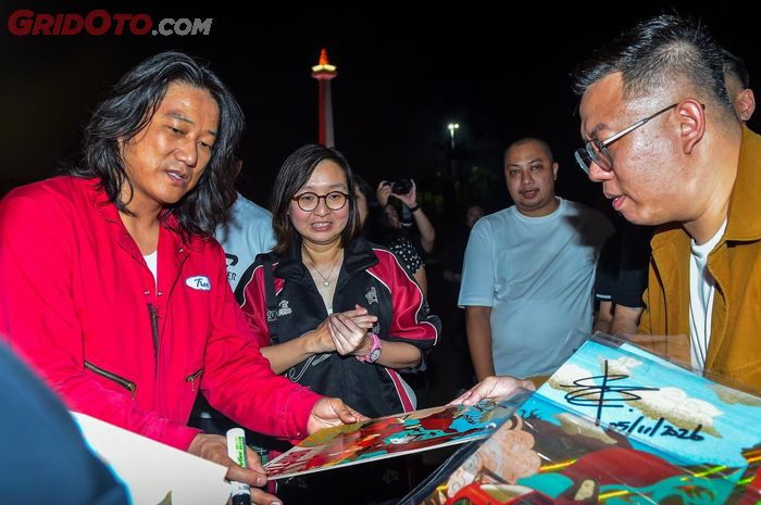 Sebagai simbol prestasi kreatif, Sung Kang menerima cinderamata berupa kostum tim esports Alter Ego dan karya seni art print yang menggunakan stiker Maxdecal.  