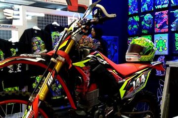 Lagi Marak Decal Untuk Motor Trail Emang Perlu Bahan Stiker Tebal