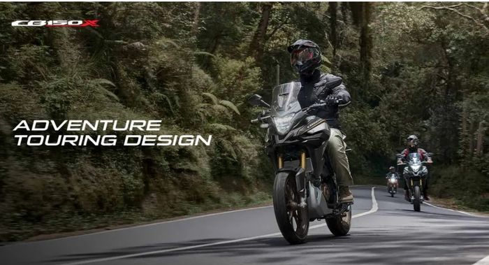 Desain khas motor touring dengan windshield dan ground clearence tinggi