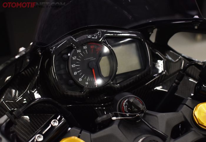 Area speedometer Kawasaki Ninja ZX-25R ini juga dibalut carbon fiber dari A-Tech