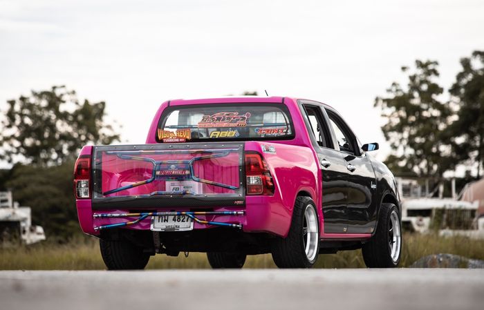 Kombinasi pink dan serat karbon bikin Toyota Hilux ini makin unik