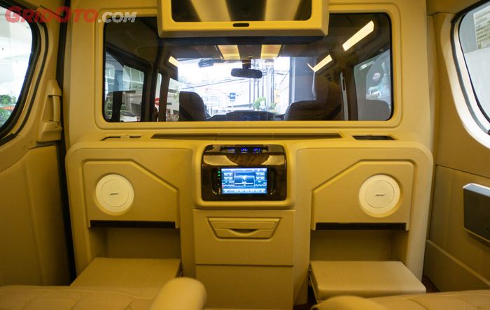 Modifikasi kabin Toyota HiAce New Luxury tipe Q buatan Baze