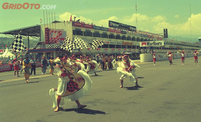 Tari kuda lumping pada gelaran MotoGP Indonesia atau dulu bernama Grand Prix motorcylce di sirkuit Sentul tahun 1996