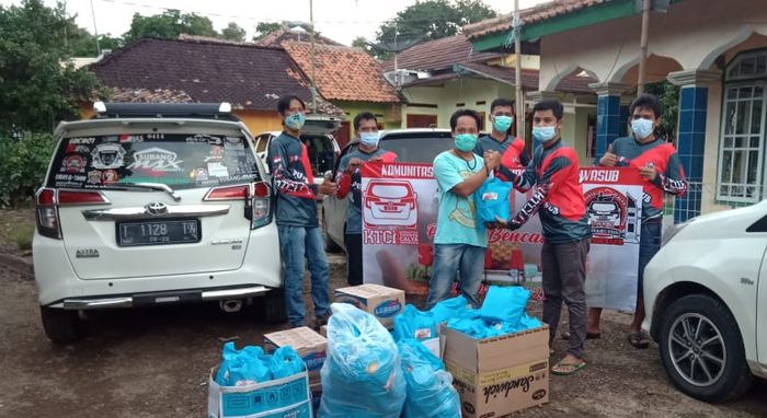 Pembagian bantuan sosial ke perwakilan korban banjir di Subang