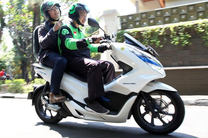 Honda PCX Electric Ditunggangi 'Babang' Gojek, Hemat Enggak Perlu Isi Bensin