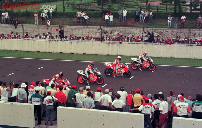 Penonton masih bebas memenuhi pinggir lintasan ingin menyaksikan GP 500 cc saat Mick Doohan start terdepan, di samping Loris Capirossi, Tadayuki Okada dan Carlos Checa pada MotoGP Indonesia 1996