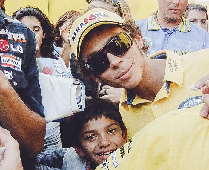 Jorge Martin kecil saat berfoto bersama Valentino Rossi pada tahun 2006