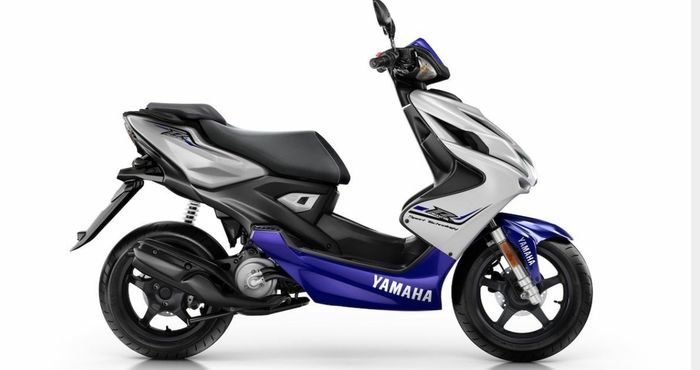 Yamaha Aerox 50 memiliki desain jok khas motorsport dengan model berundak