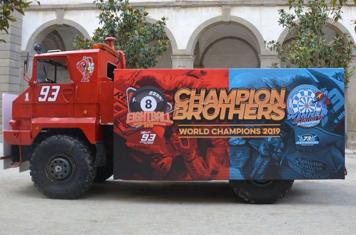 Sementara pada bagian bak truk kiri dan kanan Champions Brothers - World Champions 2019