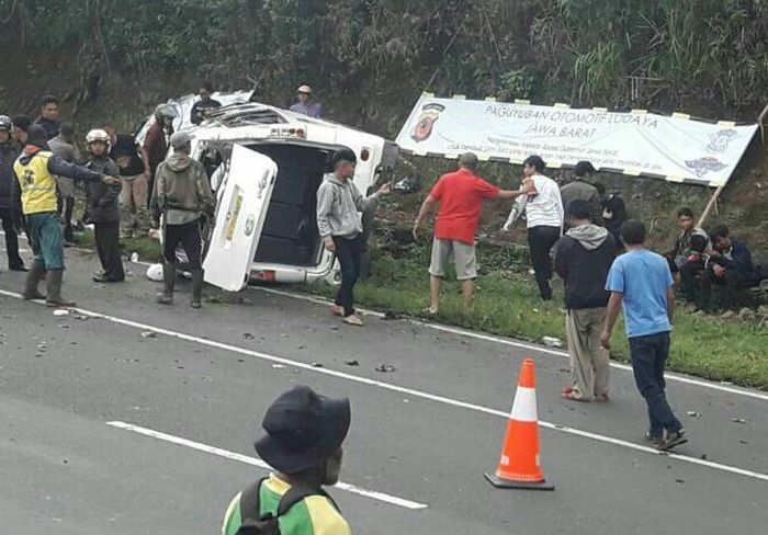 Kecelakaan kembali terjadi di Tanjakan Emen Subang, belum sebulan terjadi kecelakaan maut, sudah ada