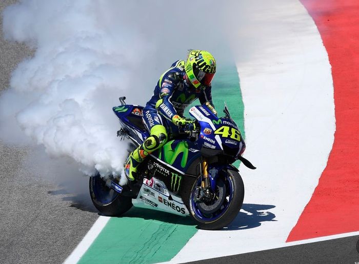 Sepeda motor Yamaha YZR M1 tunggangan Valentino Rossi berasap di MotoGP Italia 2016