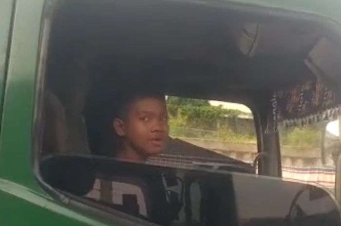 Anak diawah umur bawa dump truk