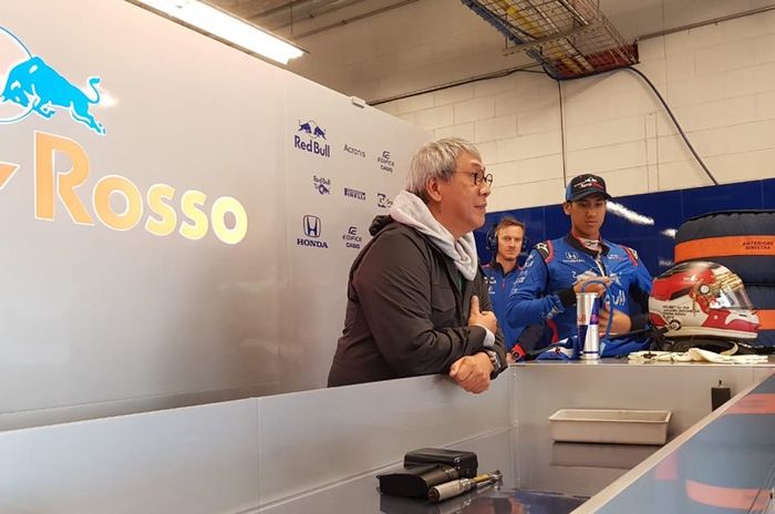 Ricardo Gelael selalu hadir mendukung anaknya, Sean Gelael, termasuk ketika Sean ikut sesi latihan F1 Amerika 2018 bersama tim Toro Rosso