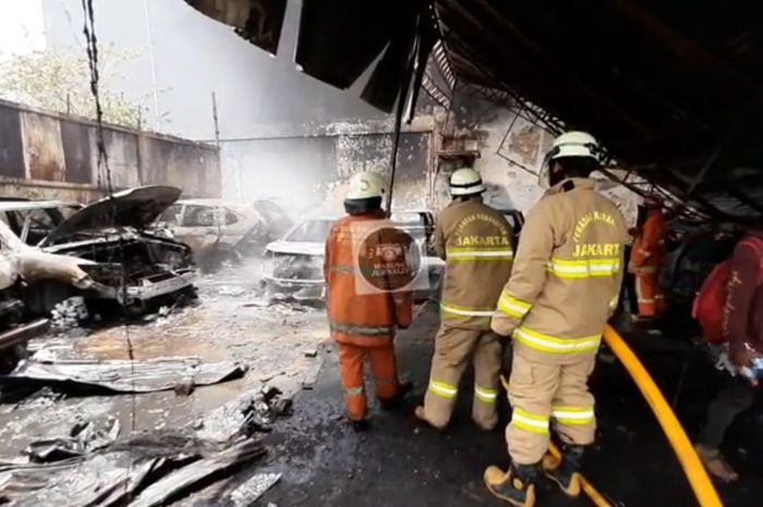 15 mobil terbakar akibat puntung rokok