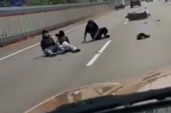 Tiga orang wanita gunakan sepeda motor melintas di jalan tol alami kecelakaan 