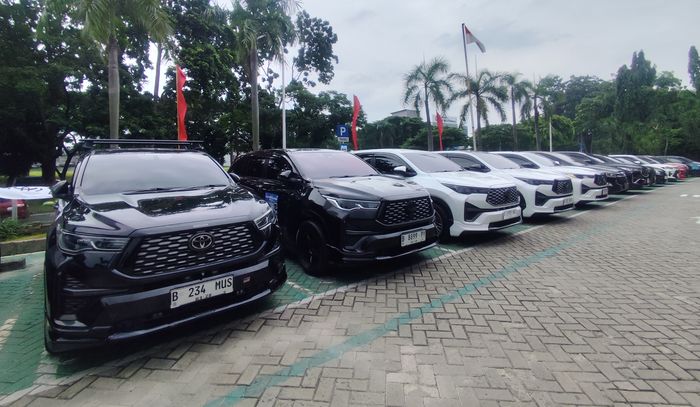 Mobil hybrid Toyota ditampilkan sebagai bentuk pengenalan kendaraan ramah lingkungan