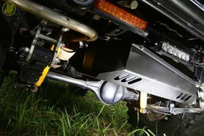 Dipasangi gardan milik Suzuki Jimny JA11. Dipadu Transfer case dengan rasio low 4,16:1 