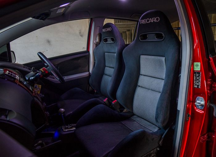 Sepasang jok semi bucket lansiran Recaro SR4