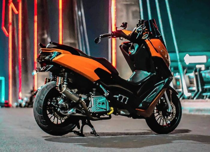 Tampilan buritan Yamaha NMAX old berisi dengan pelek dan sokbreker Ride IT GP