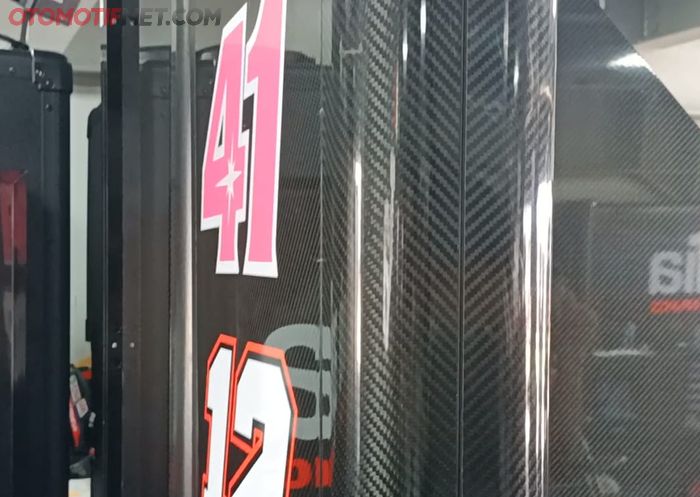 Partisi di paddock Aprilia Racing menggunakan carbon kevlar