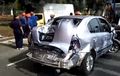 Brakk...Suzuki Baleno Ringsek, Dihajar Truk Boks Nyelonong Masuk Jalur