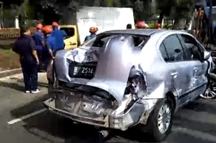 Suzuki Baleno ringsek dihajar truk di Depok, Jabar