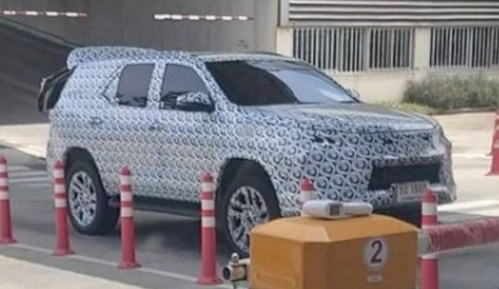 Toyota Fortuner berbalut kamuflase yang diduga merupakan varian GR Sport.