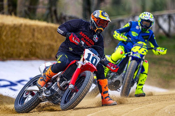 Luca Marini dan Valentino Rossi berhasil menang La 100 km dei Campioni