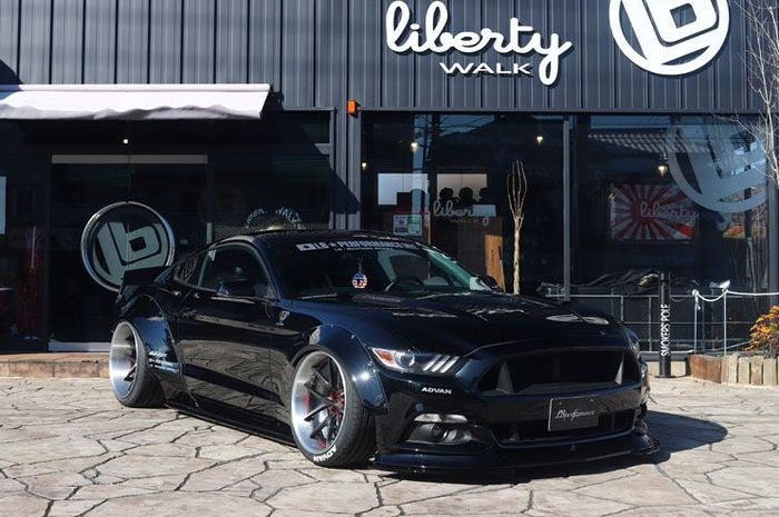 Modifikasi Ford Mustang tampil kekar kena sentuhan Liberty Walk, Jepang